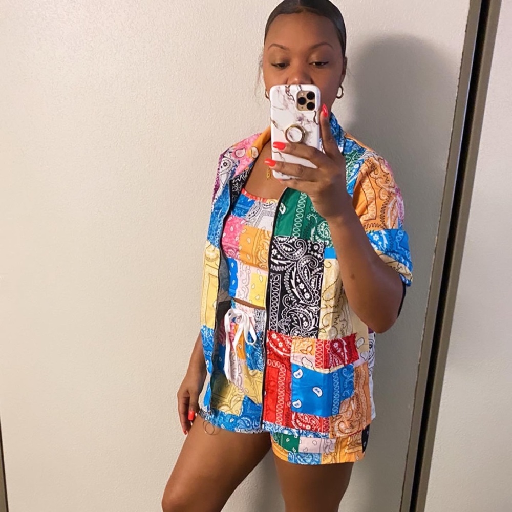 Bandana multicolored top.